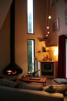 Espace détente autour de la cheminée. © Gîtes de France